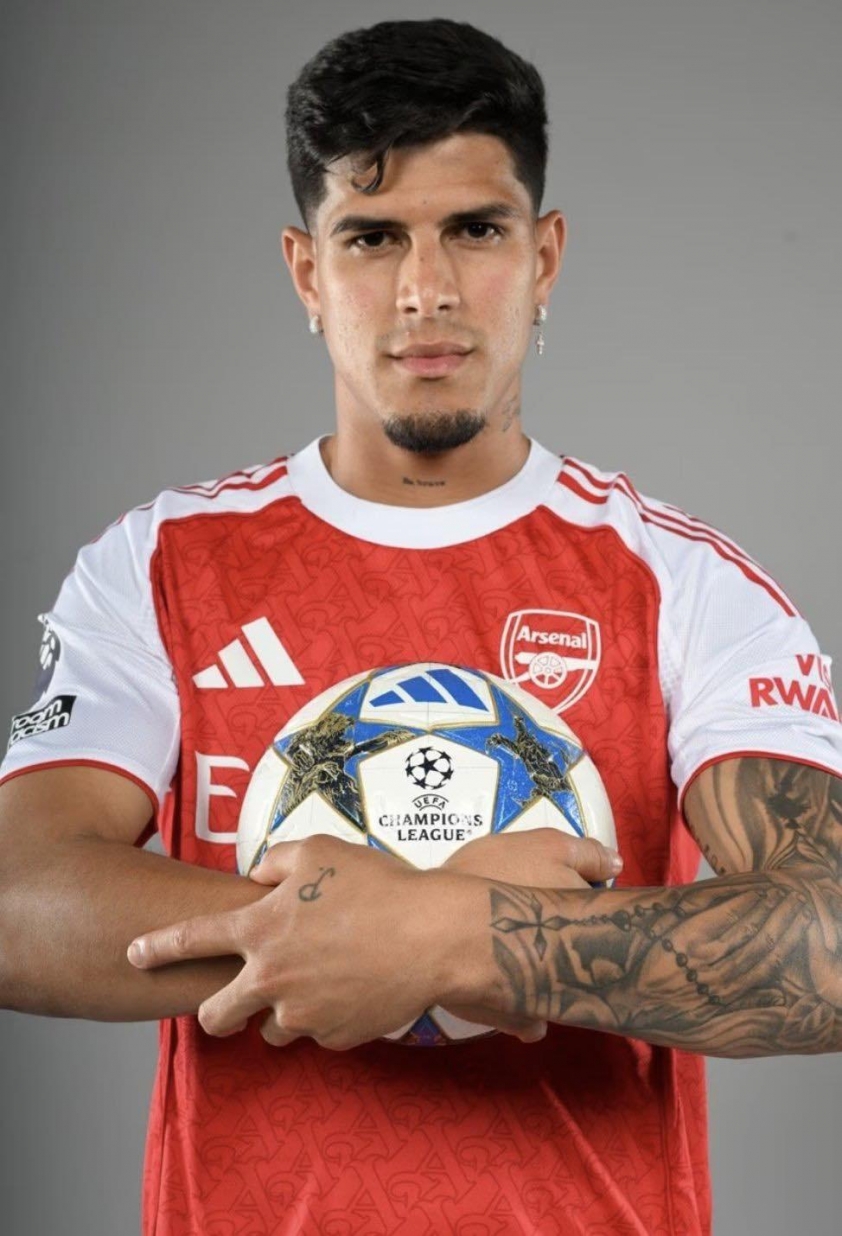 Cầu thủ Arsenal cầm bóng Champions League, minh họa thương vụ thông minh.